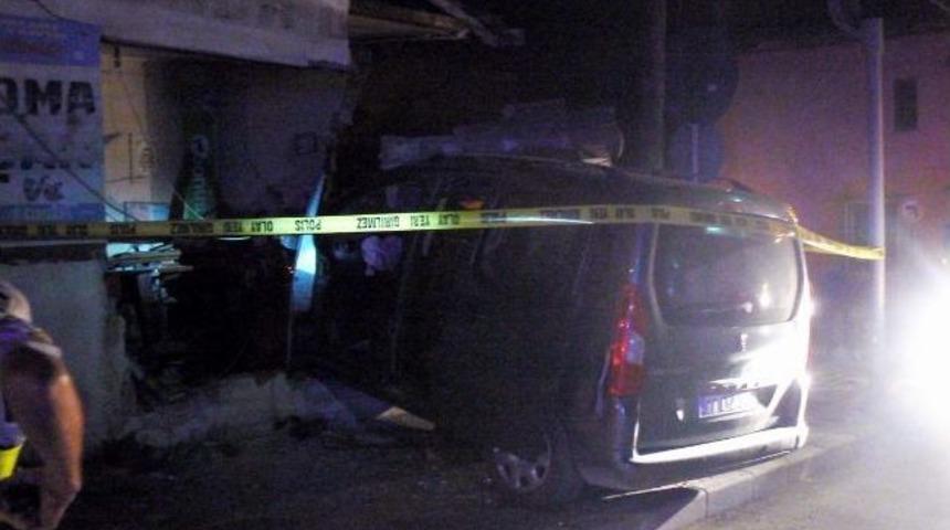 Boz&uuml;y&uuml;k'te Trafik Kazası, 3 Yaralı