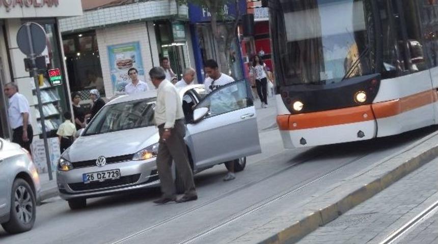 Yanlış Park Y&uuml;z&uuml;nden Tramvay Ulaşımı Aksadı