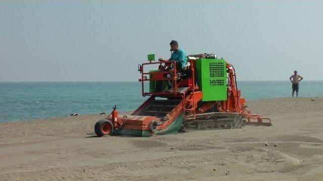 Akçakoca'da Kumsallar Temizleniyor