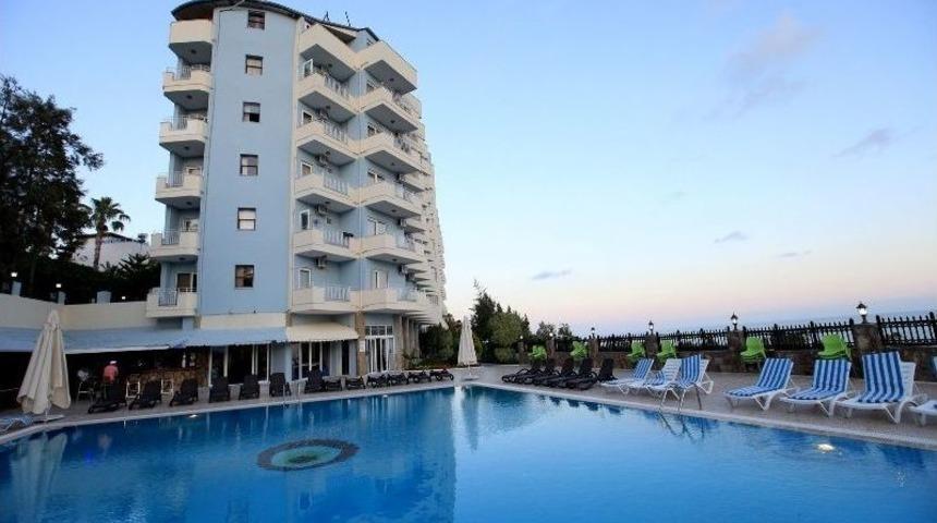 4 Yıldızlı Otelde Hijyen Gerek&ccedil;esiyle Haşemalı Tatilciler Havuzdan &Ccedil;ıkarıldı