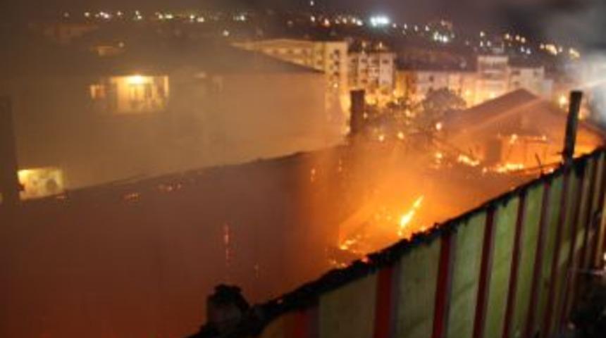 Tarihi Taşd&ouml;ner Sineması alevlere teslim oldu