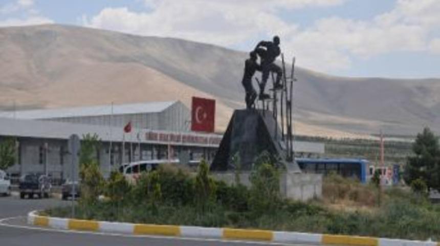 Seyit Onbaşı Ve Niğdeli Ali Heykeli Terminal &Ouml;n&uuml;ne Kaldırıldı