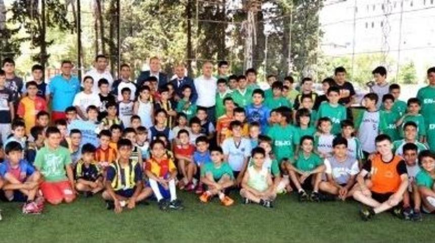 Futbol Yaz Okulu Sporcularına Ceyhan Belediyesi’den Malzeme Yardımı