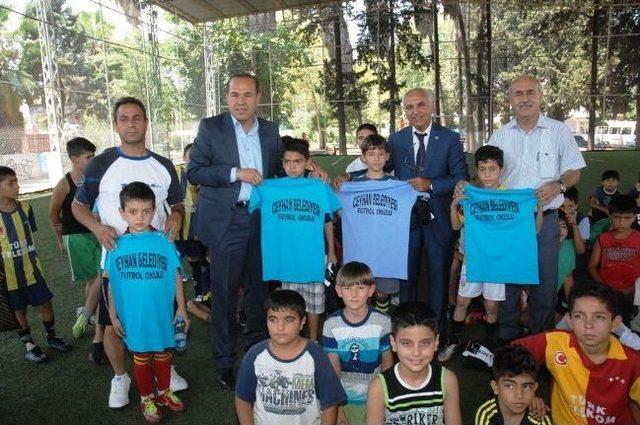 Futbol Yaz Okulu Sporcularına Ceyhan Belediyesi’den Malzeme Yardımı