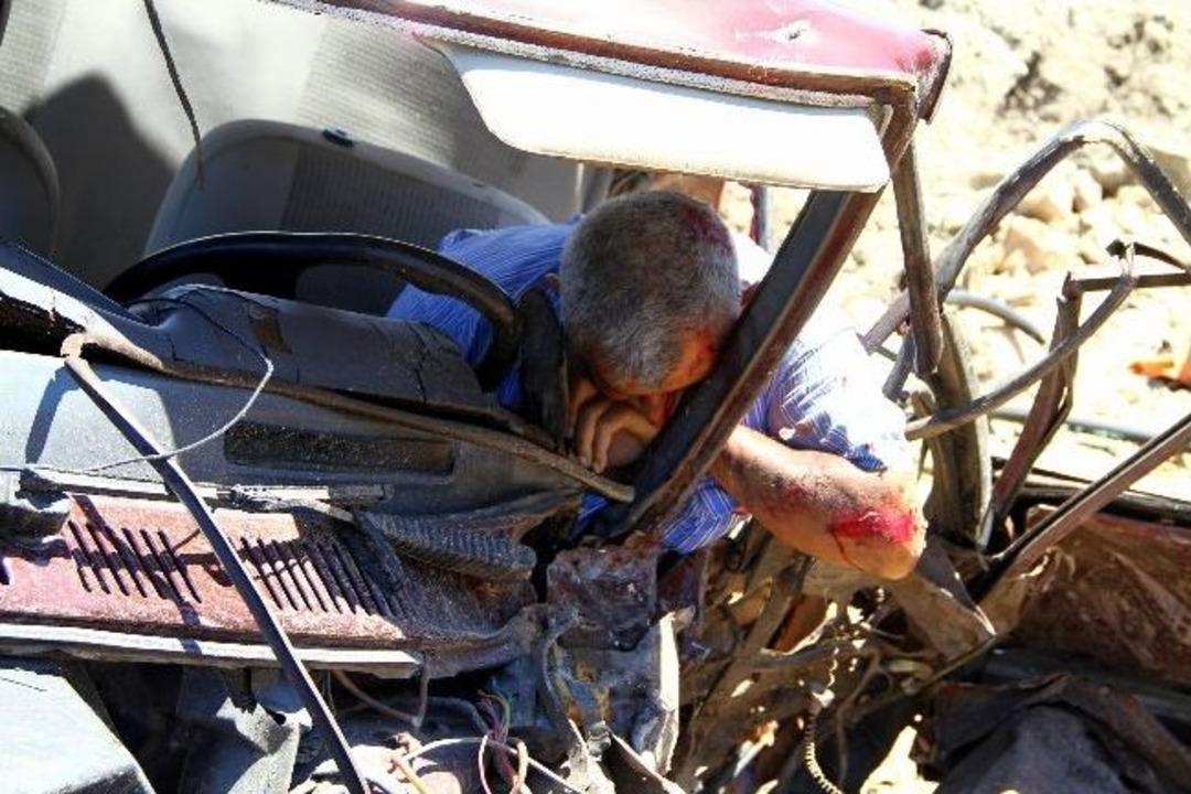 Otomobil İle Kamyonet &Ccedil;arpıştı: 2 &Ouml;l&uuml;, 1 Yaralı