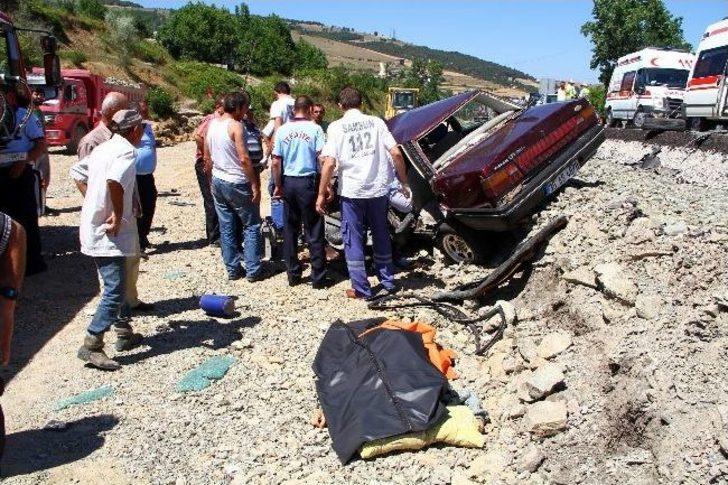 Otomobil İle Kamyonet Çarpıştı: 2 Ölü, 1 Yaralı G1