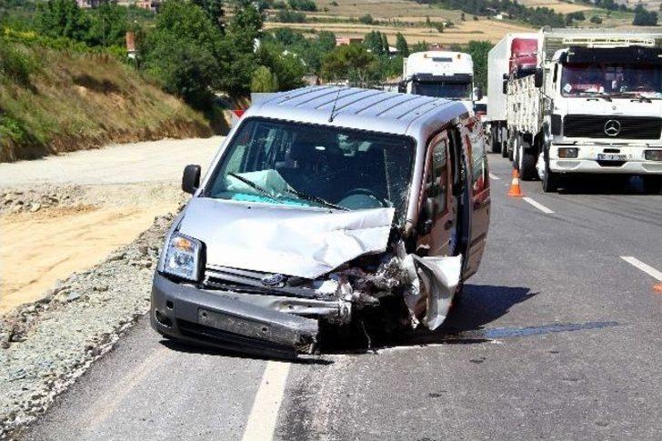 Otomobil İle Kamyonet Çarpıştı: 2 Ölü, 1 Yaralı G3