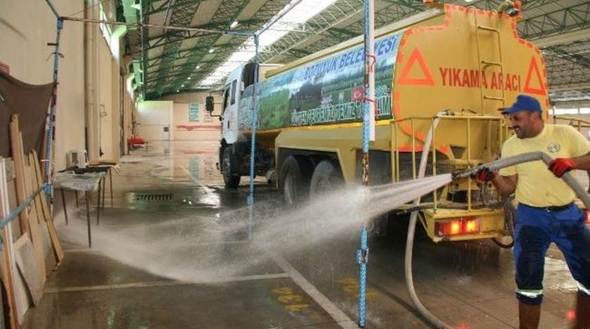 Boz&uuml;y&uuml;k Belediyesi'nden Kapalı Pazarda Temizlik