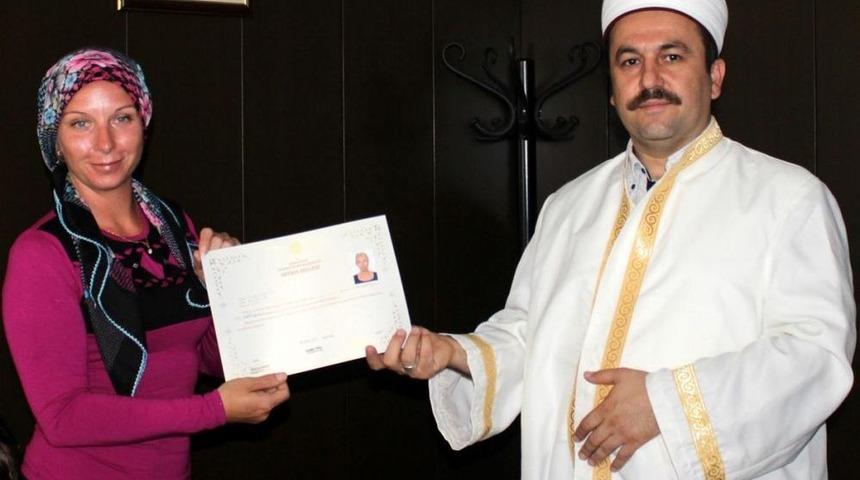 İsveçli Kadın Müslüman Oldu