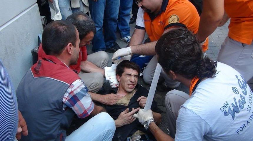 Başına Taş D&uuml;şen Simit&ccedil;i Yaşam M&uuml;cadelesi Veriyor