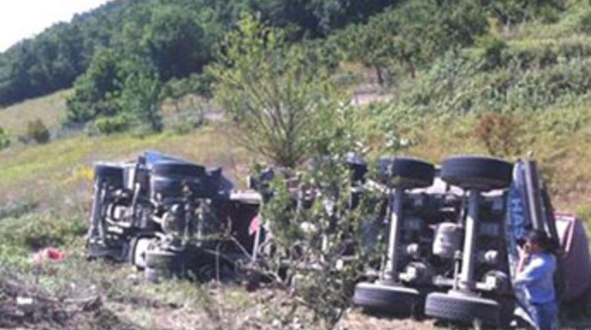 TIR şarampole yuvarlandı; 2 &ouml;l&uuml;