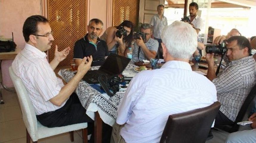 Vakıflar İzmir B&ouml;lge M&uuml;d&uuml;r&uuml; Kenan İba, Basın Toplantısı D&uuml;zenledi