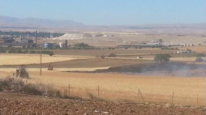 300 D&ouml;n&uuml;ml&uuml;k Buğday Tarlası K&uuml;l Oldu