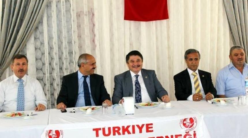 Ak Parti Milletvekilleri Muhtarları Dinledi