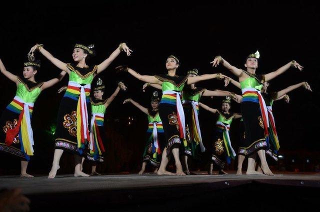 Denizli’de Uluslararası Halk Dansları Festivali Devam Ediyor