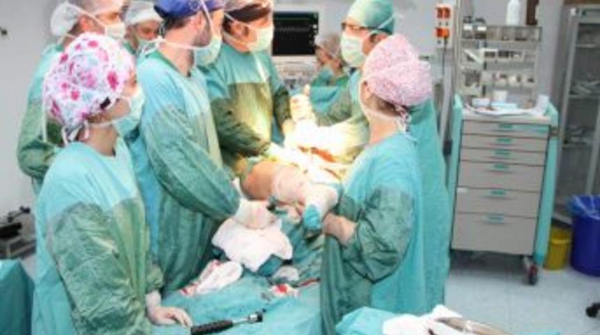 Bozok &Uuml;niversitesi Hastanesi'nde Ilk Defa Kemik Kanseri Ameliyatı Yapıldı