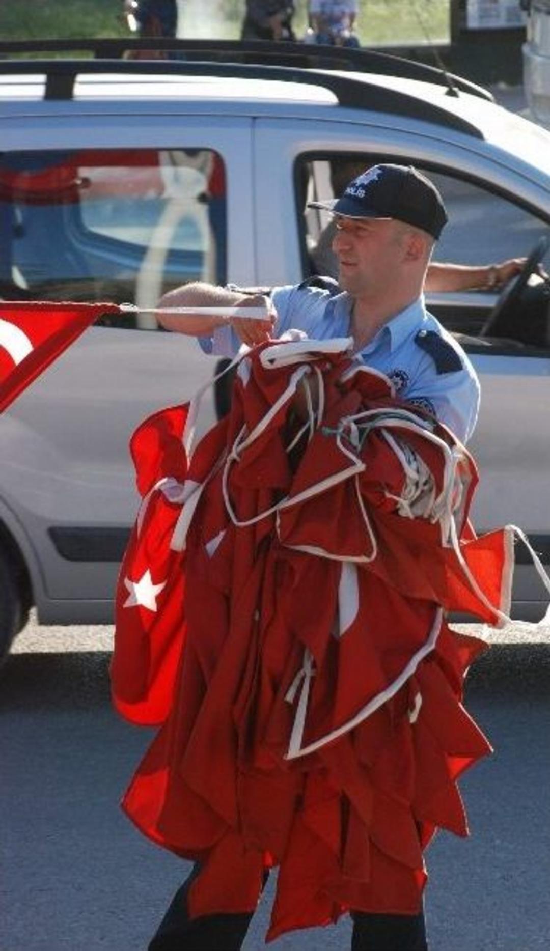 Polis, T&uuml;rk Bayrağını Yere D&uuml;ş&uuml;rmedi