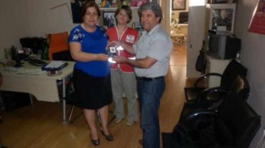 Kızılay Urla Şubesi, Kan Bağış&ccedil;ısına Madalya Taktı