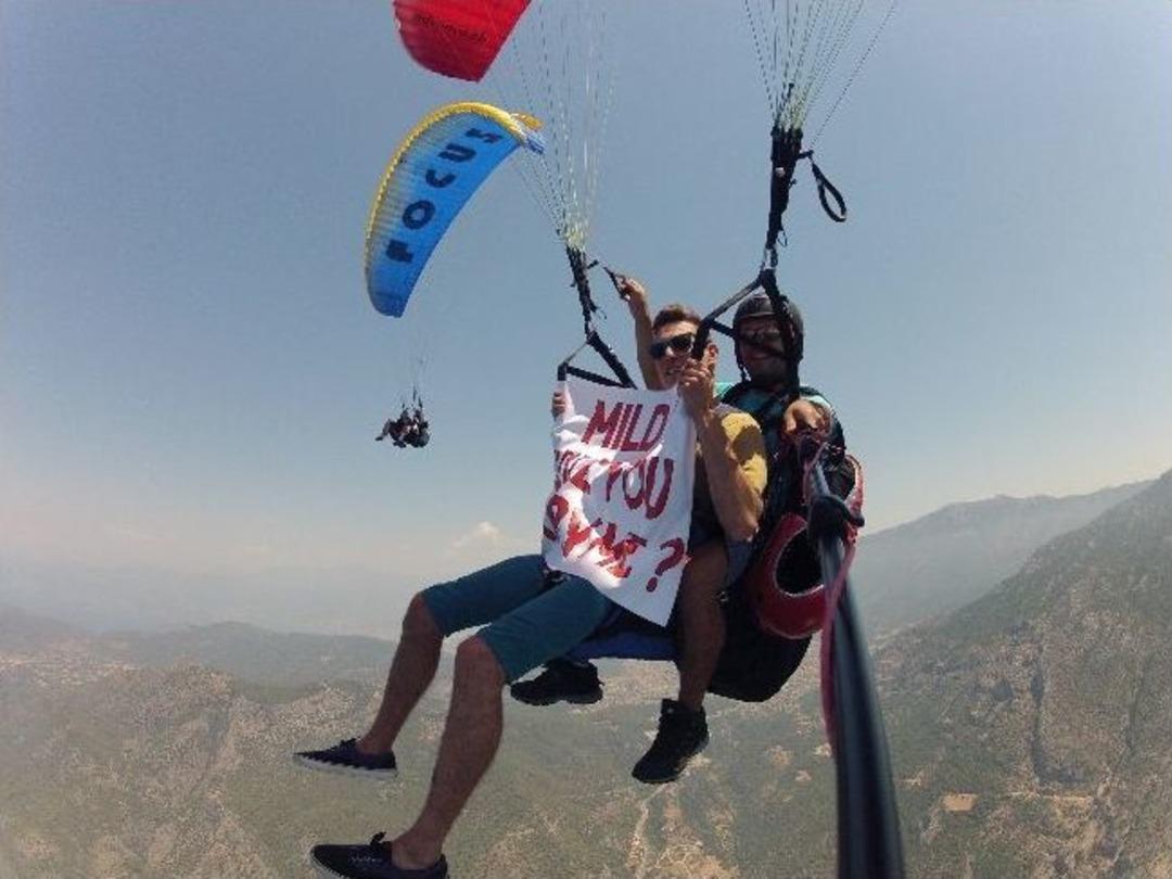 G&ouml;ky&uuml;z&uuml;nde Evlilik Teklifi