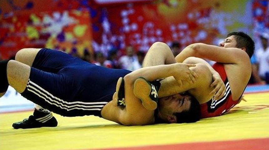 Ad&uuml;&rsquo;l&uuml; &Ouml;ğrenciler Madalya Arıyor