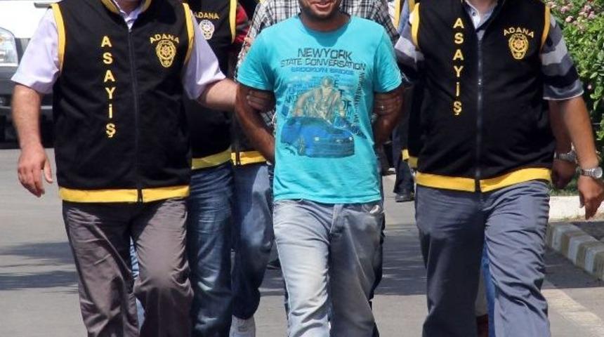 Hırsız Zanlısı Poz Verip Polis Aracını Beğenmedi