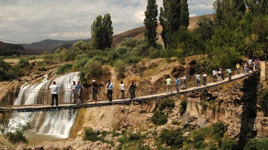 Muradiye Şelalesi Turistlerin Akınına Uğruyor