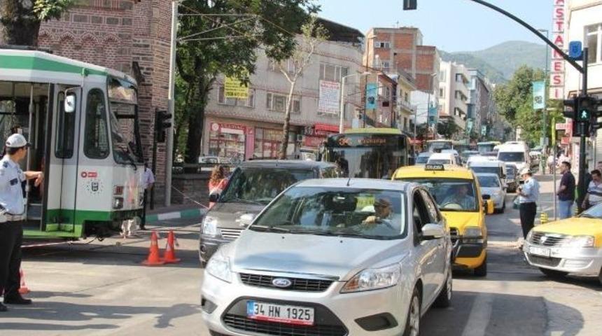 Bursa'da Otob&uuml;sle Nostaljik Tramvay &Ccedil;arpıştı