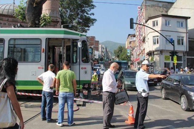 Bursa'da Otobüsle Nostaljik Tramvay Çarpıştı