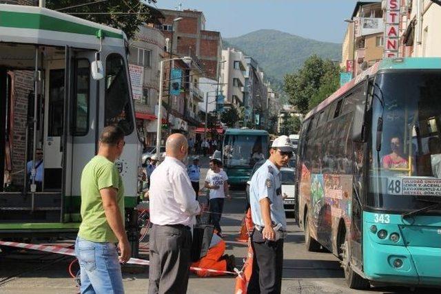 Bursa'da Otobüsle Nostaljik Tramvay Çarpıştı