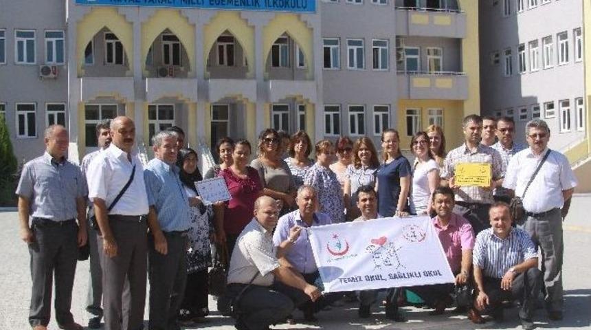 İlk&ouml;ğretim Okuluna Beyaz Bayrak