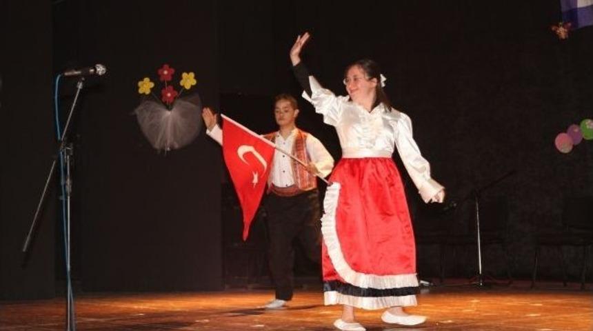 Downlu &Ccedil;ocuklar Bir Yılın Emeğini Sergiledi