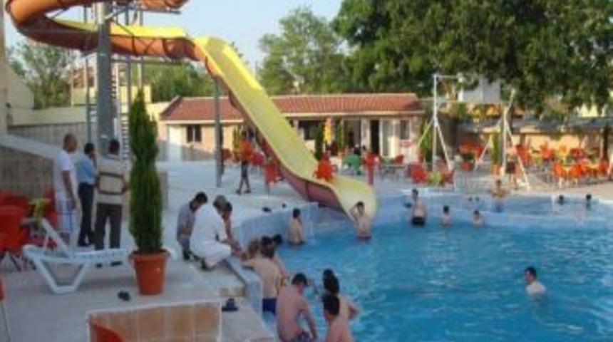 Sıcaktan Bunalanlar A&ccedil;ık Havuza Koşuyor