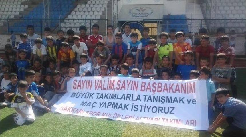 Hakkarili Futbolculardan Başbakan&rsquo;a &Ccedil;ağrı