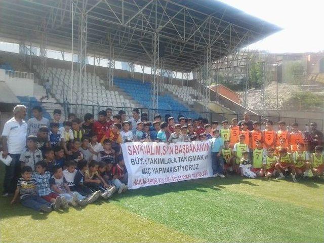 Hakkarili Futbolculardan Başbakan’a Çağrı