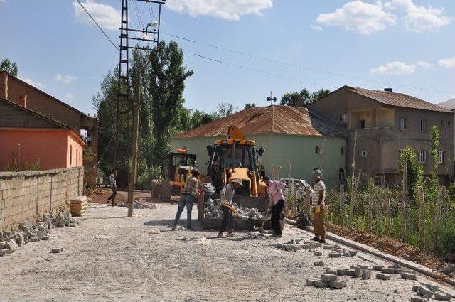 Yüksekova'da Parke Taşı Döşeme Çalışmaları