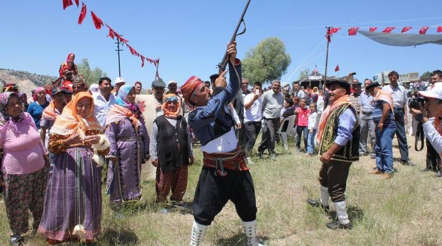 K&ouml;tekli Y&ouml;r&uuml;kleri, 10 Asırlık G&ouml;&ccedil; K&uuml;lt&uuml;r&uuml;n&uuml; Anamas Yaylası'nda Canlı Tutuyor