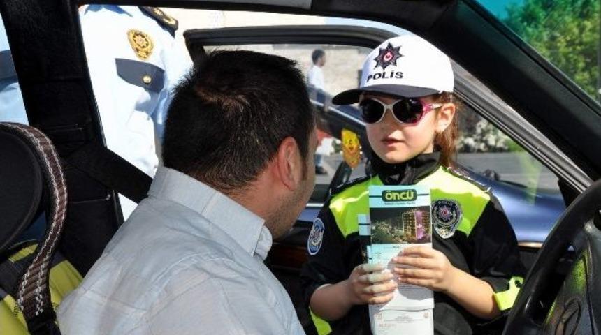 Minik Polislerden S&uuml;r&uuml;c&uuml;lere Emniyet Kemeri Uyarısı
