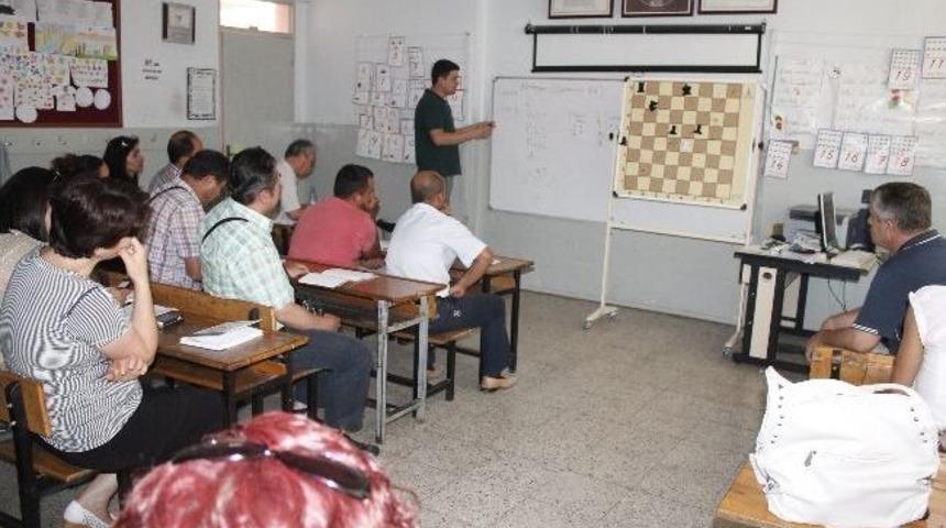 Sel&ccedil;uk'ta Satran&ccedil; Antren&ouml;r&uuml; Yetiştirme Kursu A&ccedil;ıldı