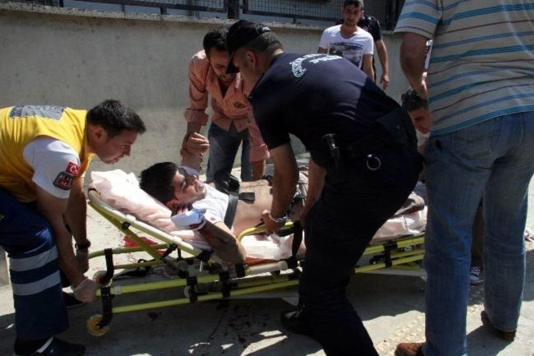 Bursa Adliyesi &Ouml;n&uuml;nde Bı&ccedil;aklı Dehşet: 6 Yaralı