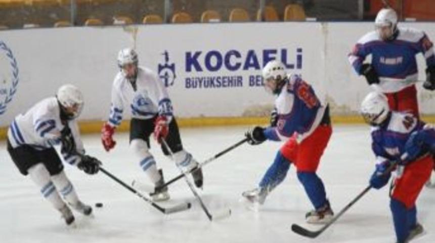 Gen&ccedil; Buz Hokeyciler T&uuml;rkiye &Uuml;&ccedil;&uuml;nc&uuml;s&uuml; Oldu