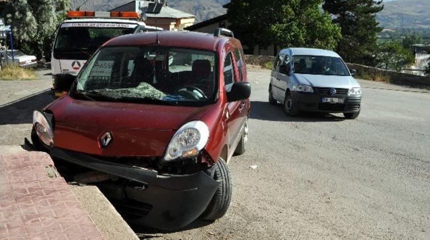 Suşehri&rsquo;nde Trafik Kazası:5 Yaralı