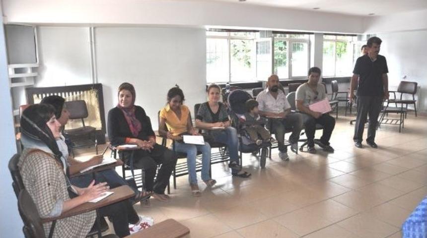 D&uuml;zcedeki M&uuml;lteciler T&uuml;rk&ccedil;e &Ouml;ğreniyor
