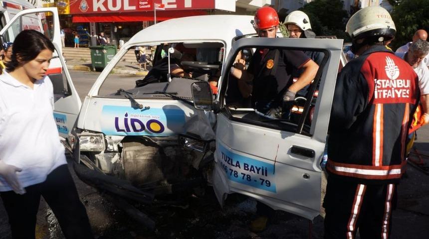 Tuzla&rsquo;da Trafik Kazası: 2 Yaralı