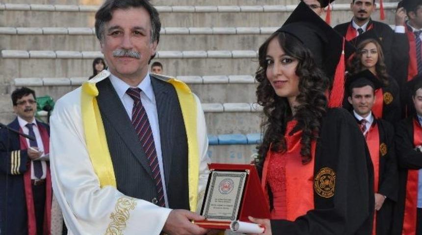 Er&uuml; Tıp Fak&uuml;ltesi&rsquo;nde Mezuniyet Sevinci