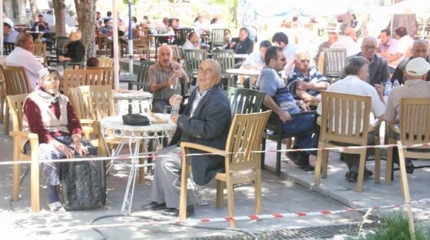 Yozgat&rsquo;ta Sıcaktan Bunalan Vatandaşlar Parklara Akın Etti