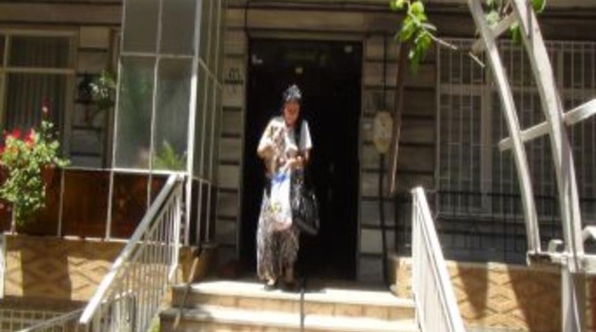 Gaz Maskesini Kendine Değil K&ouml;peğine Taktı