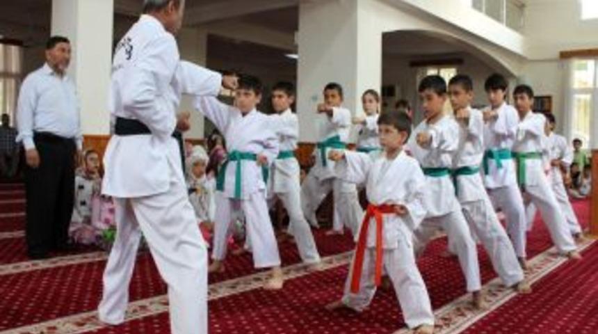 &Ccedil;ocuklar Camide Hem Kur&rsquo;an&ndash;ı Kerim Hem De Karate &Ouml;ğreniyor
