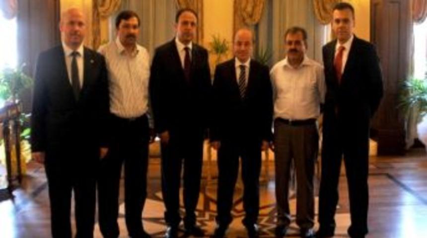 Okul Arkadaşlarından Vali &Ouml;zt&uuml;rk'e Ziyaret