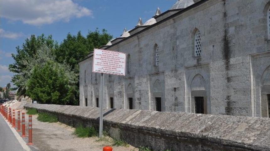 İki Kurum Arasındaki Uyuşmazlık Tabelalara Da Yansıdı