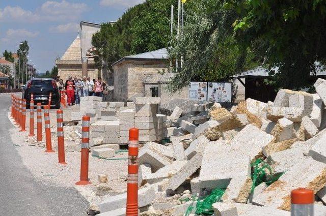 İki Kurum Arasındaki Uyuşmazlık Tabelalara Da Yansıdı